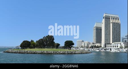 SAN DIEGO , KALIFORNIEN - 25 AUG 2021: Die Embarcadero Marina mit Booten und Hotels im Hintergrund. Stockfoto