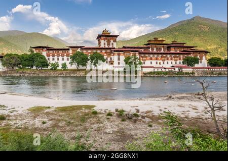 Punakha, Bhutan, 07 Nov 2011: Panorama des Punakha Dzong entlang des Flusses. Stockfoto