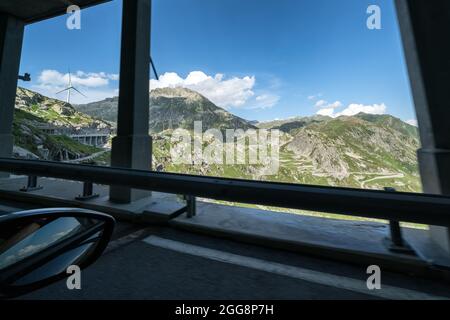 Die alte Straße des St. Gotthard Passes vom Tunnel bei Airolo, Schweiz, Alpen aus gesehen Stockfoto