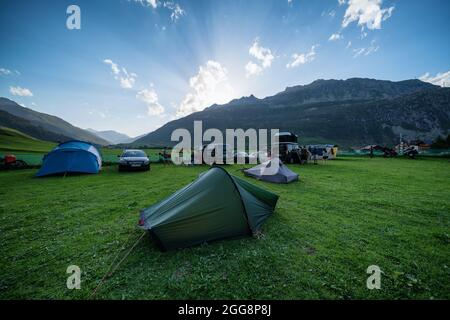 Abenddämmerung auf einem Campingplatz in Andermatt, Schweiz, Alpen Stockfoto