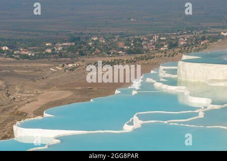 Natürliche Travertin-Terrassenformationen in Pamukkale Stockfoto