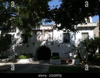 West Hollywood, Kalifornien, USA 26. August 2021 EINE allgemeine Sicht auf die Atmosphäre des ehemaligen Wohnsitzes der Schauspielerin Montgomery Clift, der Schauspielerin Elizabeth Taylor, der Schauspielerin Marilyn Monroe und des Schauspielers James Dean in El Pasadero an der 1330 N. Harper Avenue am 26. August 2021 in West Hollywood, Kalifornien, USA. Foto von Barry King/Alamy Stockfoto Stockfoto