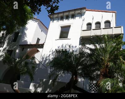 West Hollywood, Kalifornien, USA 26. August 2021 EINE allgemeine Sicht auf die Atmosphäre des ehemaligen Wohnsitzes der Schauspielerin Montgomery Clift, der Schauspielerin Elizabeth Taylor, der Schauspielerin Marilyn Monroe und des Schauspielers James Dean in El Pasadero an der 1330 N. Harper Avenue am 26. August 2021 in West Hollywood, Kalifornien, USA. Foto von Barry King/Alamy Stockfoto Stockfoto