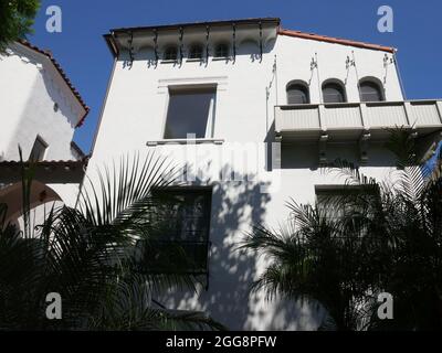 West Hollywood, Kalifornien, USA 26. August 2021 EINE allgemeine Sicht auf die Atmosphäre des ehemaligen Wohnsitzes der Schauspielerin Montgomery Clift, der Schauspielerin Elizabeth Taylor, der Schauspielerin Marilyn Monroe und des Schauspielers James Dean in El Pasadero an der 1330 N. Harper Avenue am 26. August 2021 in West Hollywood, Kalifornien, USA. Foto von Barry King/Alamy Stockfoto Stockfoto