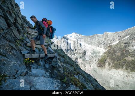 Abstieg auf dem Weg von der Hütte Cabane du Mountet in der Nähe von Zinal, Schweiz, Alpen Stockfoto