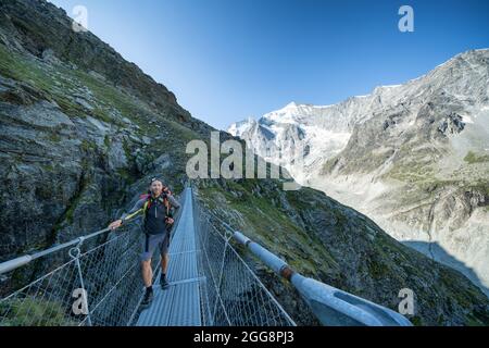 Eine Hängebrücke auf dem Weg von der Hütte Cabane du Mountet bei Zinal, Schweiz, Alpen Stockfoto