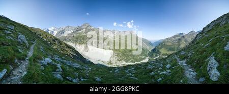 Ein Panorama vom Weg auf/ab von der Cabane du Mountet Almhütte bei Zinal, Schweiz, Alpen Stockfoto