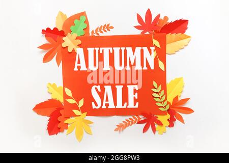 Autumn Sale. Rabatt-Banner oder Flyer Design-Vorlage mit Papier Herbstblätter auf weißer Kraftkarte Stockfoto