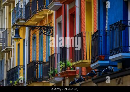 Farbenfrohe Hausfassaden und verzierte Metallbalkone mit Blumen in der Altstadt oder Casco Viejo in Pamplona, Spanien, berühmt für das Laufen der Bullen Stockfoto