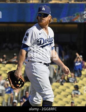 Justin Turner von Los Angeles Dodgers erhält eine stehende Ovation, als er zum Dugout geht, nachdem er am Sonntag, dem 29. August 2021, im Dodger Stadium in Los Angeles im neunten Inning gegen die Colorado Rockies antreten musste. Das Defizit schien für einen wichtigen Spieler zu gering, um sich zu pitchen, aber da die Dodgers vier Reliever im Freitagabend-Bullpen-Spiel und neun beim 16-Inning-Sieg am Mittwochabend in San Diego verwendeten, wandte sich Manager Dave Roberts an den dritten Baseman, um im neunten Inning zu pitchen. Die Rockies besiegten die Dodgers mit 5:0. Foto von Jim Ruymen/UPI Stockfoto