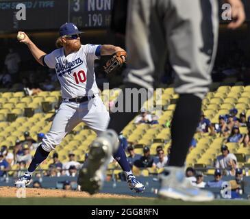 Los Angeles, Usa. August 2021. Justin Turner von Los Angeles Dodgers wird am Sonntag, den 29. August 2021, im Dodger Stadium in Los Angeles beim neunten Inning gegen die Colorado Rockies ein Spielfeld liefern. Das Defizit schien für einen wichtigen Spieler zu gering, um sich zu pitchen, aber da die Dodgers vier Reliever im Freitagabend-Bullpen-Spiel und neun beim 16-Inning-Sieg am Mittwochabend in San Diego verwendeten, wandte sich Manager Dave Roberts an den dritten Baseman, um im neunten Inning zu pitchen. Die Rockies besiegten die Dodgers mit 5:0. Foto von Jim Ruymen/UPI Credit: UPI/Alamy Live News Stockfoto