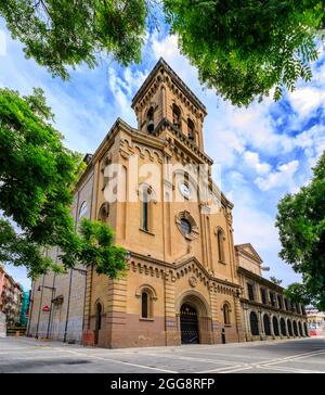 Kirche Iglesia de San Lorenzo in Pamplona, Spanien, mit einer Kapelle, in der die Statue des San Fermin-Mitpatrons von Navarra und die Durchführung des Bullen-Festivals steht Stockfoto