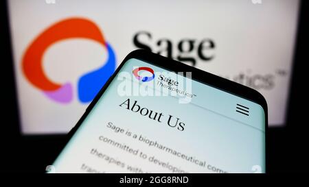 Smartphone mit Website des amerikanischen Biotechnologie-Unternehmens Sage Therapeutics Inc. Auf dem Bildschirm vor dem Logo. Konzentrieren Sie sich auf die obere linke Seite des Telefondisplays. Stockfoto