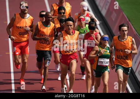 Tokio, Japan. August 2021. Athlets und ihre Führer treten beim 1500-m-Finale der Leichtathletik der Frauen der T11-Klasse bei den Paralympischen Spielen 2020 in Tokio, Japan, am 30. August 2021 an. Quelle: Zhu Wei/Xinhua/Alamy Live News Stockfoto