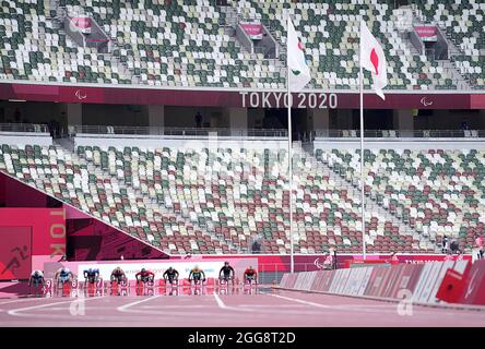 Tokio, Japan. August 2021. Die Athleten treten beim 100-m-Finale der Männer der T34-Klasse bei den Paralympischen Spielen 2020 in Tokio, Japan, am 30. August 2021 an. Quelle: Xiong Qi/Xinhua/Alamy Live News Stockfoto