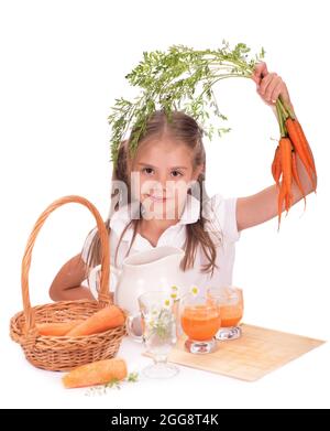 Mädchen und Karottensaft isoliert auf weißem Hintergrund Stockfoto