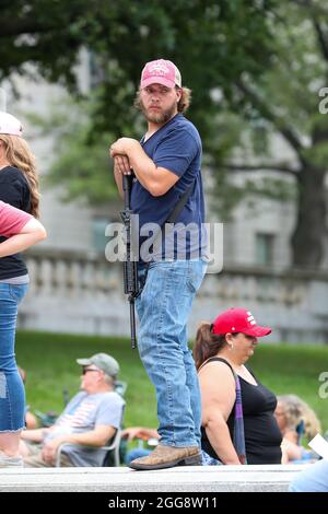 Harrisburg, Usa. August 2021. Ein Protestler hält ein AR-15-Gewehr während der Anti-Impfstoff-, Anti-Maske-Mandats-Kundgebung für Freiheit in Harrisburg, Pennsylvania am 29. August 2021. (Foto von Paul Weaver/Sipa USA) Quelle: SIPA USA/Alamy Live News Stockfoto