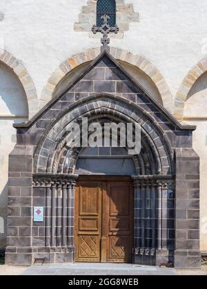 Südportal, Kirche, Ennezat, Puy-de-Dôme, Auvergne-Rhône-Alpes, Frankreich. Stockfoto