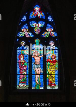 Glasfenster im Chor, Kirche, Ennezat, Puy-de-Dôme, Auvergne-Rhône-Alpes, Frankreich. Stockfoto