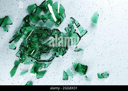 3d-Darstellung einer kleinen Explosion von Glasfragmenten. Zerbrochenes Glas fliegt in verschiedene Richtungen. Stockfoto