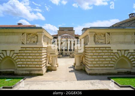 Blick auf das Gebäude des Semaschko-Schlammbades in der Stadt Essentuki, Russland, erbaut 1913 im antiken griechischen Stil Stockfoto