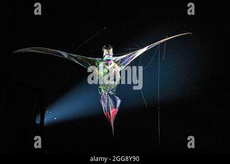 Die Hatchling sowohl eine Marionette als auch einen Drachen, die über Plymouth Hoe fliegen. Nach dem Sonnenuntergang beleuchtet, aber im Scheinwerferlicht, bot die Kreation ein erhebliches Spektakel an Stockfoto