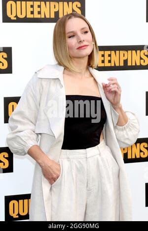 Los Angeles, Kalifornien. August 2021. Kristen Bell bei der Ankunft für QUEENPINS Premiere, Four Seasons Hotel Los Angeles in Beverly Hills, Los Angeles, CA, 25. August 2021. Kredit: Priscilla Grant/Everett Collection/Alamy Live Nachrichten Stockfoto