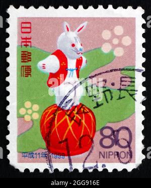JAPAN - UM 1998 eine in Japan gedruckte Marke zeigt Neujahr 1999, Jahr des Hasen, um 1998 Stockfoto