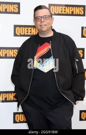 25. August 2021, Los Angeles, CA, USA: LOS ANGELES - 25. AUGUST: Aron Gaudet im Queenpins Photocall im Four Seasons Hotel Los Angeles am 25. August 2021 in Los Angeles, CA (Bildnachweis: © Kay Blake/ZUMA Press Wire) Stockfoto