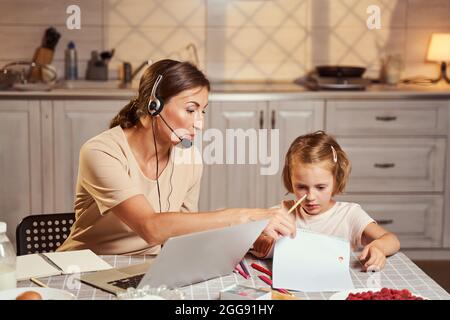 Weibliche Ablenkung von der Arbeit und Umblättern für ihre Tochter Stockfoto