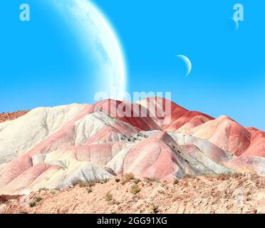Fantastische Landschaft mit bunten Bergen und Planeten in blauem Himmel. 3d-Rendering. Elemente dieses Bildes, die von der NASA eingerichtet wurden Stockfoto