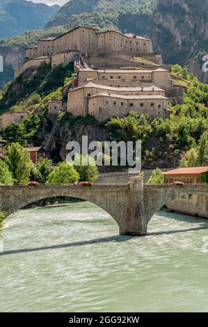 Schöne vertikale Ansicht des Forte di Bard und des Flusses Dora Baltea, Aostatal, Italien Stockfoto