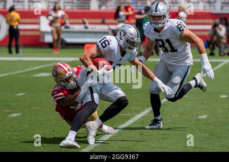 San Francisco 49ers starke Sicherheit Ha Ha Clinton-Dix (49) bekämpft den Breitbandempfänger Dillon Stoner (16) der Las Vegas Raiders während der ersten Halbzeit im Levi’s Stadium, Sonntag, 29. August 2021, in Santa Clara, Calif. (Neville Guard/Image of Sport) Stockfoto