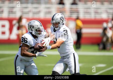 Las Vegas Raiders Quarterback Nathan Peterman (3) übergibt den Fußball an Running Back Trey Ragas (36) während der ersten Halbzeit gegen die San Francisco 49ers im Levi’s Stadium, Sonntag, 29. August 2021, in Santa Clara, Calif. (Neville Guard/Image of Sport) Stockfoto