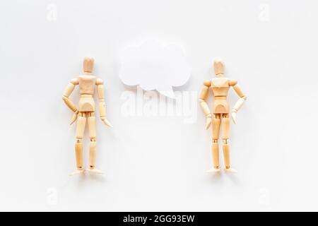 Persönliches Kommunikationskonzept. Zwei hölzerne Mannequin Figuren Verbindung Stockfoto