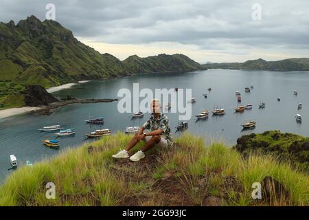 Blick auf einen Mann auf der Spitze der Insel Padar in der Nähe des Komodo-Nationalparks. Stockfoto