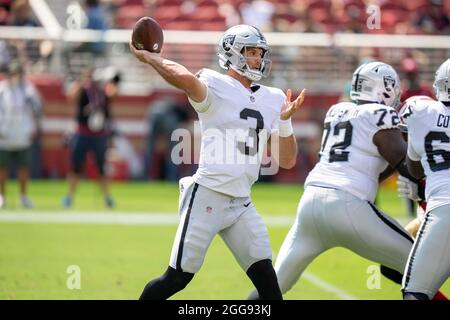 Las Vegas Raiders Quarterback Nathan Peterman (3) lässt den Fußball während der ersten Halbzeit gegen die San Francisco 49ers im Levi’s Stadium am Sonntag, 29. August 2021, in Santa Clara, Calif. (Neville Guard/Image of Sport) Stockfoto