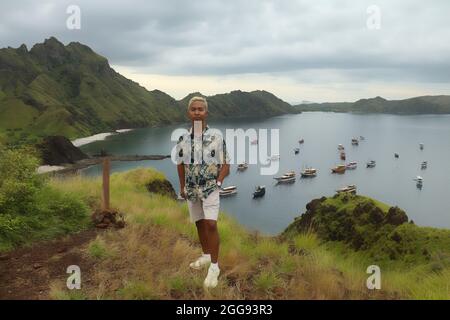 Blick auf einen Mann auf der Spitze der Insel Padar in der Nähe des Komodo-Nationalparks. Stockfoto