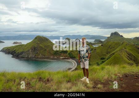 Blick auf einen Mann auf der Spitze der Insel Padar in der Nähe des Komodo-Nationalparks. Stockfoto