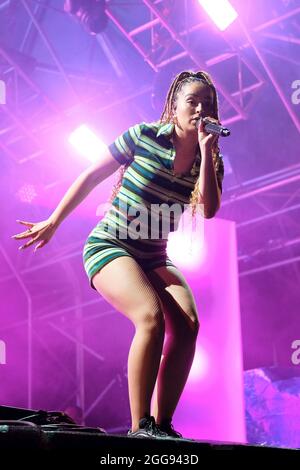 Portsmouth, Großbritannien. August 2021. Die britische Popsängerin Ella McMahon, Künstlername Ella Eyre, bekannt für ihre Zusammenarbeit mit Rudimental, gewann den Brit Award 2014 und trat beim Victorious Festival live auf. (Foto von Dawn Fletcher-Park/SOPA Images/Sipa USA) Quelle: SIPA USA/Alamy Live News Stockfoto