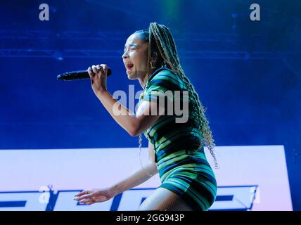 Portsmouth, Großbritannien. August 2021. Die britische Popsängerin Ella McMahon, Künstlername Ella Eyre, bekannt für ihre Zusammenarbeit mit Rudimental, gewann den Brit Award 2014 und trat beim Victorious Festival live auf. (Foto von Dawn Fletcher-Park/SOPA Images/Sipa USA) Quelle: SIPA USA/Alamy Live News Stockfoto