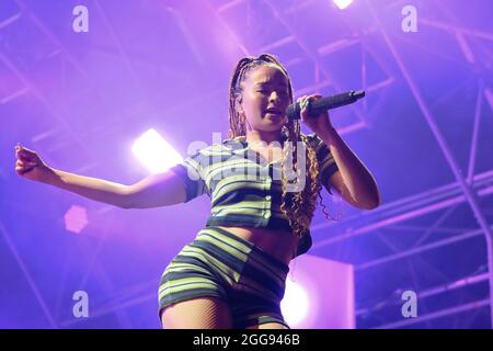 Portsmouth, Großbritannien. August 2021. Die britische Popsängerin Ella McMahon, Künstlername Ella Eyre, bekannt für ihre Zusammenarbeit mit Rudimental, gewann den Brit Award 2014 und trat beim Victorious Festival live auf. (Foto von Dawn Fletcher-Park/SOPA Images/Sipa USA) Quelle: SIPA USA/Alamy Live News Stockfoto