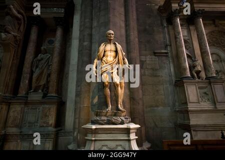 Eine Skelett aussehende Skulptur, Statue eines alten Mannes in der katholischen Kirche, Kathedrale, dem Dom. In Mailand, Italien. Stockfoto