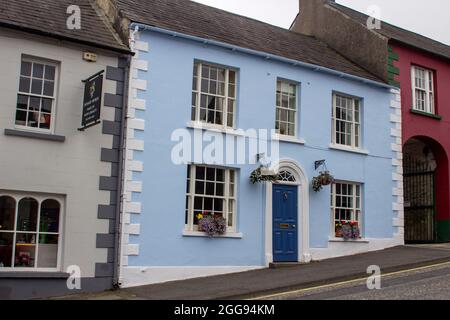 26. August 2021 EINE Reihe von schönen georgianischen terrassenförmigen Anwesen an der Main Street im Dorf Royal Trust in Hilsborough County im Norden von I Stockfoto