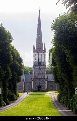 26 August 2021 St. Malachy's Parish Church mit seiner langen, von Bäumen gesäumten Allee in Hillsborough, einem Dorf mit königlichem Status in der Grafschaft Down Northern Ireland Stockfoto