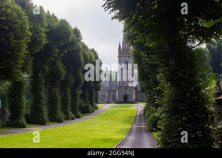 26 August 2021 St. Malachy's Parish Church mit seiner langen, von Bäumen gesäumten Allee in Hillsborough, einem Dorf mit königlichem Status in der Grafschaft Down Northern Ireland Stockfoto