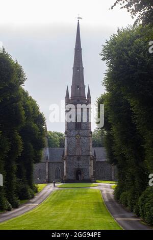 26 August 2021 St. Malachy's Parish Church mit seiner langen, von Bäumen gesäumten Allee in Hillsborough, einem Dorf mit königlichem Status in der Grafschaft Down Northern Ireland Stockfoto