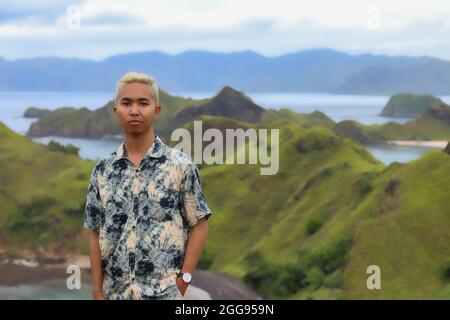 Blick auf einen Mann auf der Spitze der Insel Padar in der Nähe des Komodo-Nationalparks. Stockfoto