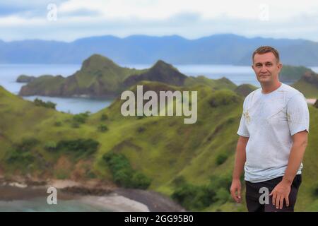 Blick auf einen Mann auf der Spitze der Insel Padar in der Nähe des Komodo-Nationalparks. Stockfoto