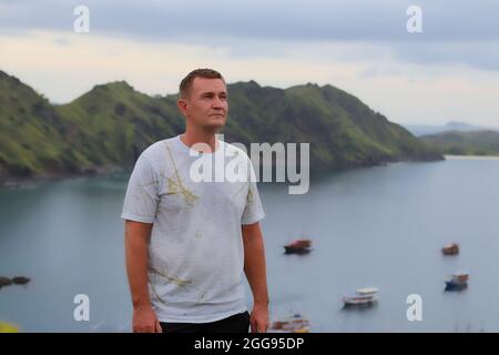 Blick auf einen Mann auf der Spitze der Insel Padar in der Nähe des Komodo-Nationalparks. Stockfoto